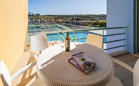 Marina Breeze Apartment With Pool - 900M From The Beach